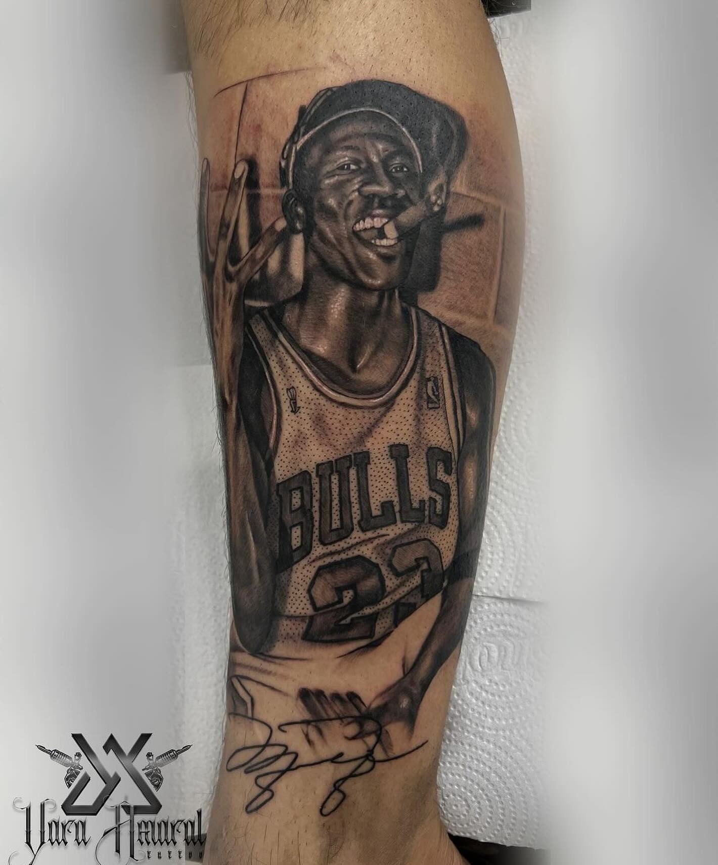 Tatuagem realizada por Yara Amaral