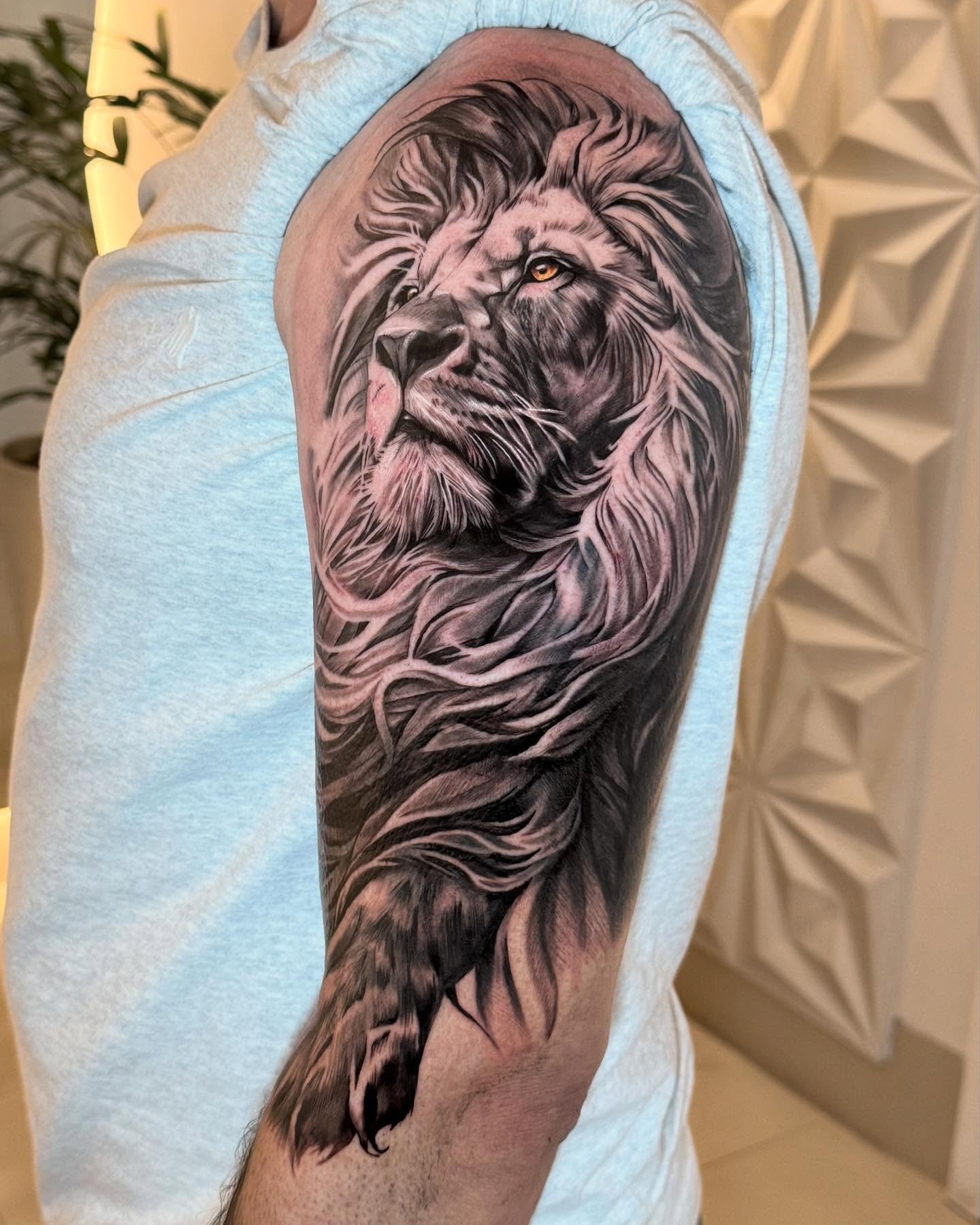 Tatuagem realizada por Yara Amaral