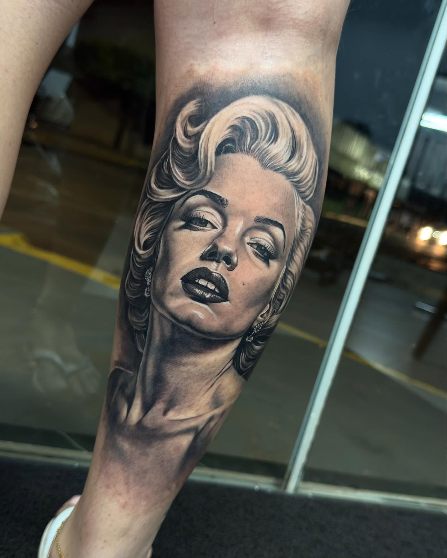 Tatuagem realizada por Yara Amaral