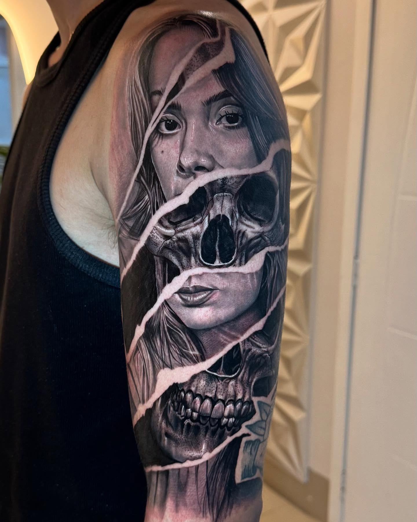 Tatuagem realizada por Yara Amaral